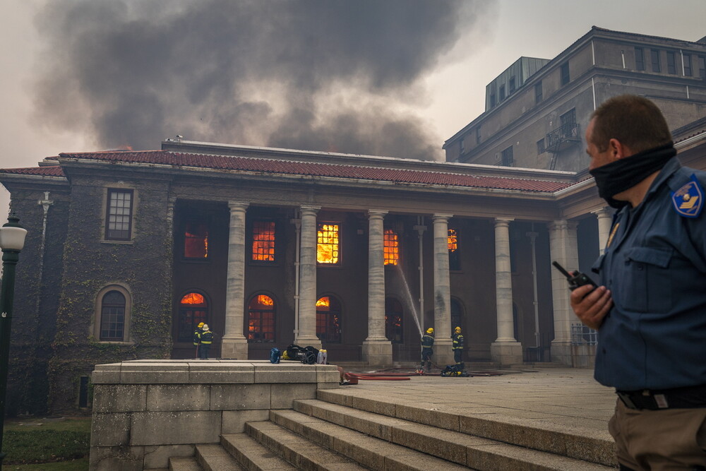 H Jagger Library στις φλόγες. Φωτο: EPA/NIC BOTHMA